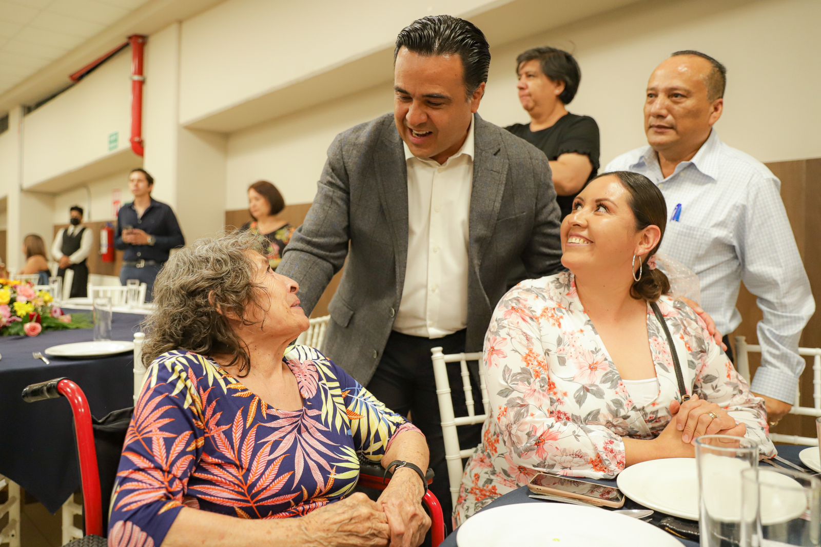 Acude Luis Nava al festejo de las Mamás locatarias del Mercado de Lomas de Casa Blanca 4