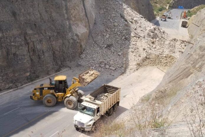 Invertiran-500-mdp-para-reconstruccion-de-caminos-danados-en-la-Sierra-de-Queretaro