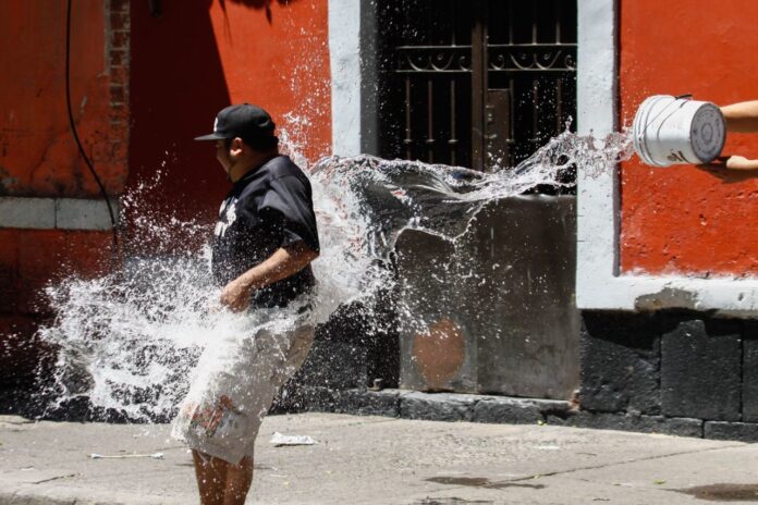 MÉXICO, D.F., 04ABRIL2015.- Vecinos de las vecindades de la calle de República de Colombia se arrojaron agua para festejar el Sábado de Gloria, esto a pesar de las multas por desperdiciar este vital liquido. FOTO: RODOLFO ANGULO /CUARTOSCURO.COM