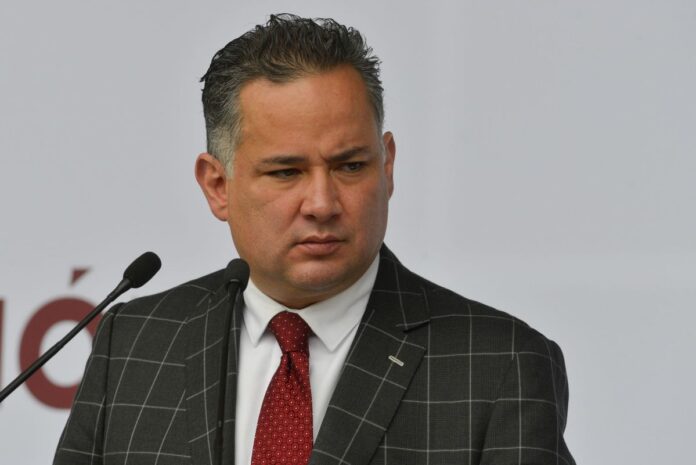 Santiago Nieto, titular de la Unidad de Inteligencia Financiera (UIF) durante su salida del cuarto día de actividades de la reunión plenaria del grupo parlamentario de Morena de la Cámara de Diputados.