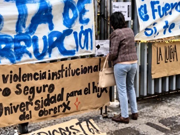 mantas-pintadas-a-mano-en-una-reja-durante-el-paro-estudiantil-de-la-uaq-en-queretaro